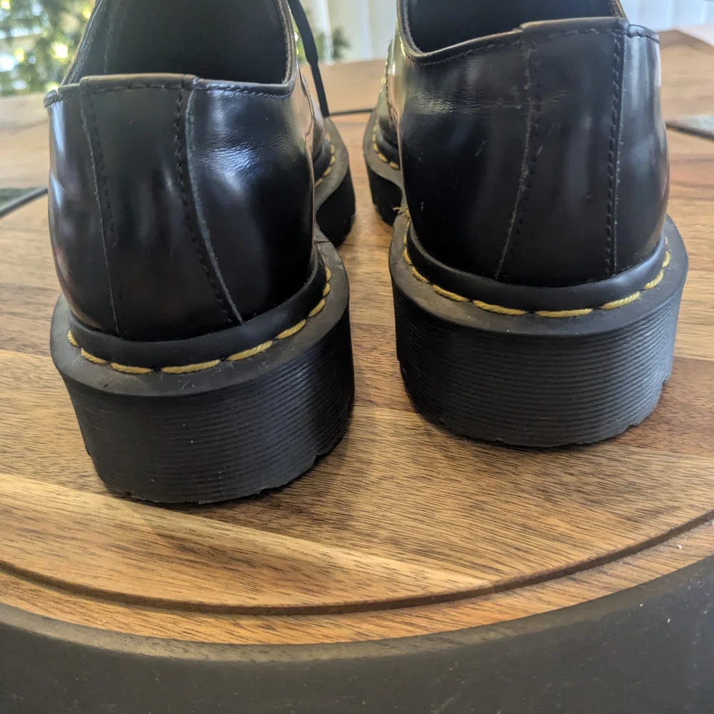 Dr. Martens AirWair Black Leather Lace-Up Shoes – Women’s Size 6